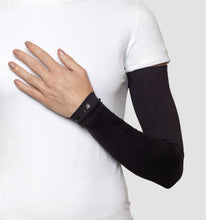 Load image into Gallery viewer, Model Front: Uv Line Gants Long Sleeve Uni Black Upf50+
