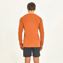 Load image into Gallery viewer, Model Back: Uv Line T-Shirt Pour Homme Longsleeve Sport Fit Caramelo
