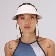 Load image into Gallery viewer, Model Front: Uv Line Visière Visor Leblon Sand Upf50+
