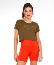 Load image into Gallery viewer, Model Front: Alto Giro Fitness Haut T-Shirt Cropped Skin Fit Gym Verde Olive
