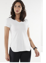 Load image into Gallery viewer, Model Front: Alto Giro Fitness Haut T-Shirt Skin Fit Alongada Gola V Branco
