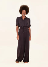 Load image into Gallery viewer, Model Front: Uv Line Pantalon De Plage Pantalona Preto Upf50+
