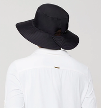 Load image into Gallery viewer, Model Back: Uv Line Bob Hat California Nac Fem Black Upf50+
