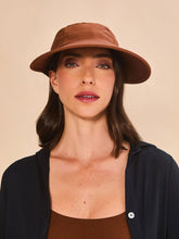 Load image into Gallery viewer, Model Front: Uv Line Casquette Visor Capri Colors Nac Fem Coniac Upf50+

