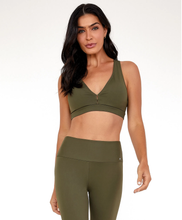 Load image into Gallery viewer, Model Front: Alto Giro Fitness Haut Top Hyper Costas Nadador Verde Olive
