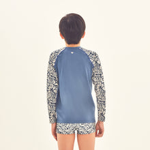 Load image into Gallery viewer, Model Back: Uv Line T-Shirt Rash Guard Kids Costela Aco Off White Upf50+

