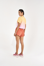 Load image into Gallery viewer, Model Back: Alto Giro Fitness Haut T-Shirt Sunset Amarelo Amber
