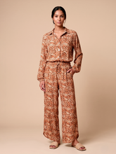 Load image into Gallery viewer, Model Front: Uv Line Pantalon De Plage Pants Meia Lua Tie Dye Pitanga Upf50+
