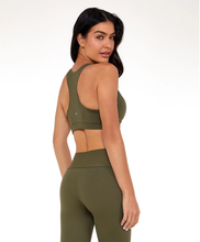 Load image into Gallery viewer, Model Back: Alto Giro Fitness Haut Top Hyper Costas Nadador Verde Olive
