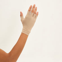Load image into Gallery viewer, Model Back: Uv Line Gants Short Gloves Uni Chocolate Upf50+
