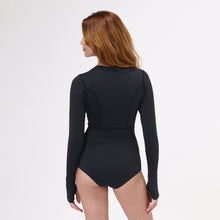 Load image into Gallery viewer, Model Back: Uv Line Une Pièce Swimsuit Macae Color V22 Ml Fem Black Upf50+
