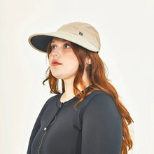 Load image into Gallery viewer, Image 02: Uv Line Casquette Visor Capri Colors Nac Fem Sand Black Upf50+
