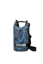 Load image into Gallery viewer, Model Front: Feelfree Sac De Plage Dry Tube 1,5L Tropical Mid Night Blue
