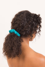 Load image into Gallery viewer, Model Front: Rio De Sol Chouchou Malibu-Atol Scrunchie
