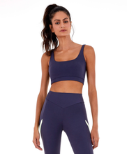 Load image into Gallery viewer, Model Front: Alto Giro Fitness Haut Top Blackout Costas Regata Cinza Odyssey
