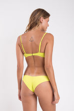 Load image into Gallery viewer, Model Back: Rio De Sol Haut Top Citrico Bandeau-Crispy
