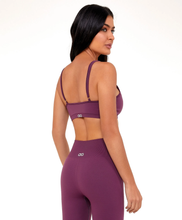 Load image into Gallery viewer, Model Back: Alto Giro Fitness Haut Top Sem Costura Essential Roxo Wine
