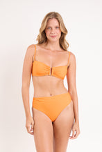 Load image into Gallery viewer, Model Front: Rio De Sol Ensemble Set Bio-Laranjada Sara Amy
