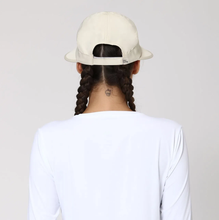 Load image into Gallery viewer, Model Back: Uv Line Casquette Visor Nice Fem Sand Upf50+
