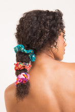 Load image into Gallery viewer, Image 04: Rio De Sol Chouchou Love-Trip Scrunchie
