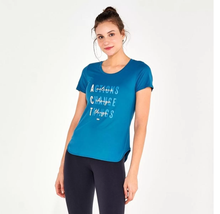 Load image into Gallery viewer, Model Front: Alto Giro Fitness Haut T-Shirt Skin Fit Frases Inspiracionais Verde Strong
