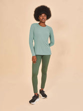 Load image into Gallery viewer, Model Front: Uv Line T-Shirt Longsleeve Fem New Fit Verde Agua Upf50+
