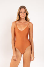 Load image into Gallery viewer, Model Front: Rio De Sol Une Pièce Shimmer-Nocciola Hype-Noa
