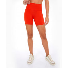 Load image into Gallery viewer, Model Front: Alto Giro Fitness Bas Bermuda Supplex Fusao Laranja Fast
