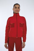Load image into Gallery viewer, Model Front: Alto Giro Fitness Haut Jaqueta Techno Taslon Com Bolsos Vermelho Haute Red
