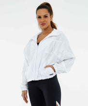 Load image into Gallery viewer, Model Front: Alto Giro Fitness Haut Jaqueta Tecnospan Recortes Branco
