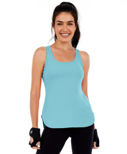 Load image into Gallery viewer, Model Front: Alto Giro Fitness Haut Regata Skin Fit Alongada Gola V Azul Waters
