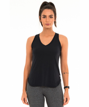 Load image into Gallery viewer, Model Front: Alto Giro Fitness Haut Regata Skin Fit Alongada Gola V Preto
