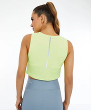 Load image into Gallery viewer, Model Back: Alto Giro Fitness Haut Regata Skin Fit Cropped Refletivo Verde Sharp
