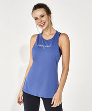 Load image into Gallery viewer, Model Front: Alto Giro Fitness Haut Regata Skin Fit Inspiracional Nadador Azul Moonlight
