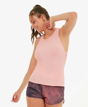Load image into Gallery viewer, Model Front: Alto Giro Fitness Haut Regata Speed Detalhe Vazado Costas Coral Cream
