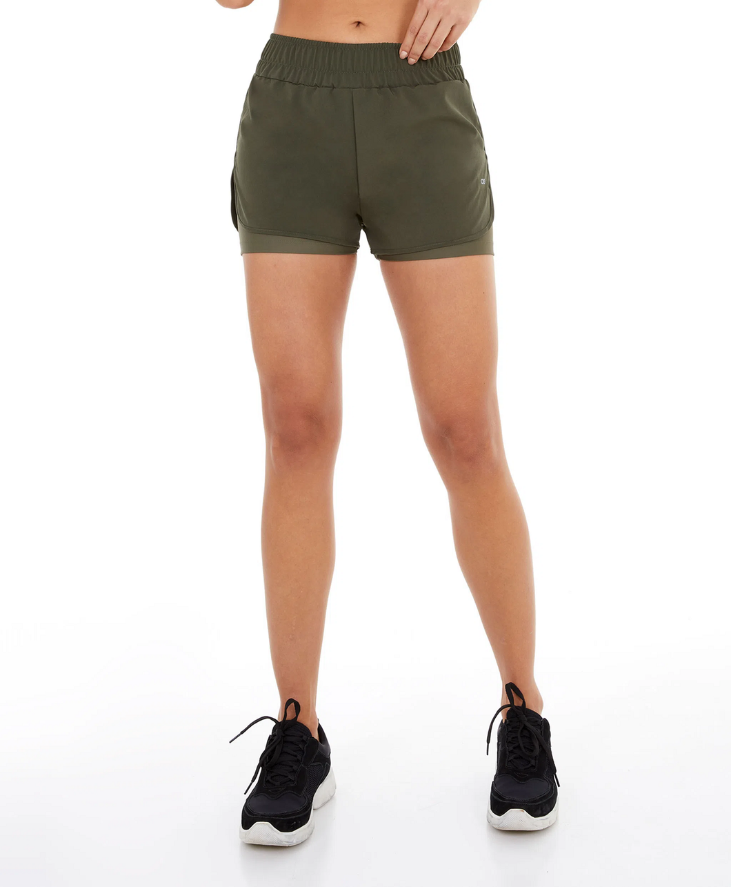 Model Front: Alto Giro Fitness Bas Shorts Tecnospan Abertura Lateral Verde Militar