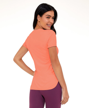 Load image into Gallery viewer, Model Back: Alto Giro Fitness Haut T-Shirt Skin Fit Alongada Gola V Laranja Melon
