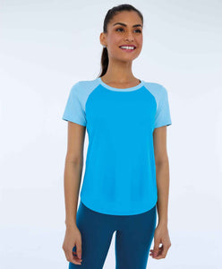 Model Front: Alto Giro Fitness Haut T-Shirt Skin Fit Recortes Sport Azul Vivid