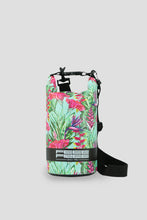 Load image into Gallery viewer, Model Front: Feelfree Sac De Plage Dry Tube 1,5L Tropical Harmony Mint
