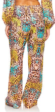 Load image into Gallery viewer, Model Back: Luli Fama Pantalon De Plage Bottom Flare Diosa Salvaje

