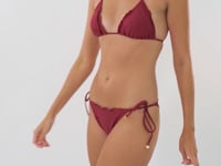Load and play video in Gallery viewer, Video: Rio De Sol Haut Top Touch-Carmim Frufru
