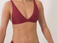 Load and play video in Gallery viewer, Video: Rio De Sol Haut Top Touch-Carmim Alba
