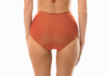 Load image into Gallery viewer, Model Back: Rio De Sol Bas Calcinha Radiante Canela Hot Pant
