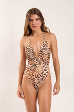 Load image into Gallery viewer, Model Front: Rio De Sol Une Pièce Leopard New Vegas
