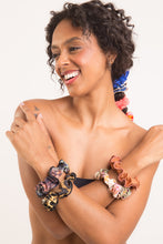 Load image into Gallery viewer, Image 03: Rio De Sol Chouchou Nocciola Scrunchie

