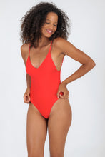 Load image into Gallery viewer, Model Front: Rio De Sol Une Pièce Rouge Hype
