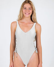 Load image into Gallery viewer, Gallery: Rio De Sol Une Pièce Shimmer-White Zoe

