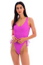 Load image into Gallery viewer, Model Front: Rio De Sol Une Pièce St-Tpz Pink Zoe
