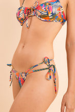 Load image into Gallery viewer, Image 08: Rio De Sol Haut Top Jungle Balconet-Tie
