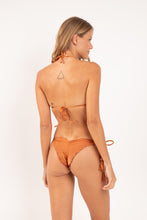 Load image into Gallery viewer, Model Back: Rio De Sol Haut Top Shimmer-Nocciola Frufru
